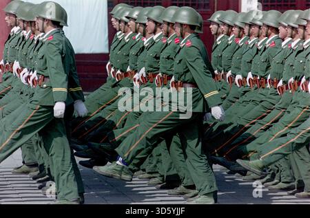 Die chinesische bewaffnete Polizei führt am 16. April 1990 in Peking, China, Militärübungen in enger Formation in der historischen Verbotenen Stadt durch. Schwer bewaffnete Polizisten und Soldaten halten nach der Niederschlagung gegen die Demonstranten weiterhin am Platz des Himmlischen Friedens präsent. Stockfoto