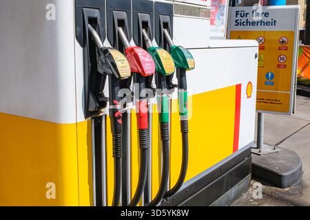 Nahaufnahme von Kraftstoffspendern an einer Shell-Tankstelle mit farbigen Düsen Stockfoto