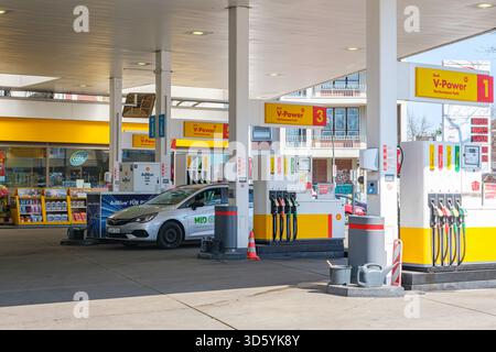 Tankstelle mit mehreren Kraftstoffpumpen und Tankwagen Stockfoto