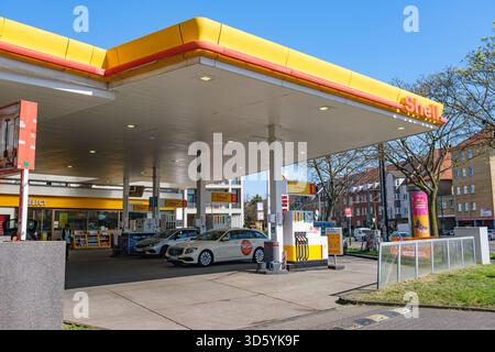 Tankstelle mit mehreren Kraftstoffpumpen und Tankwagen Stockfoto