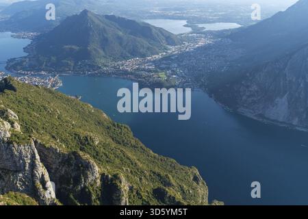Panoramablick auf Seen und umliegende Berge in der Nähe des Belvedere del Parco Valentino in Piani Resinelli, Valsassina, Italien. Luftaufnahme der Provinz von Stockfoto
