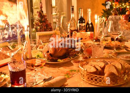 Festliches Weihnachts- und Neujahrsdinner mit einer wunderschön gerösteten Ente, serviert auf einem eleganten Festtagstisch Stockfoto