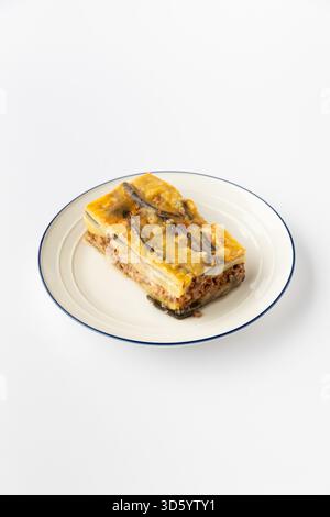 Auberginen-Moussaka-Scheibe mit Hackfleisch und Käse auf weißem Teller, Studio-Aufnahme Stockfoto