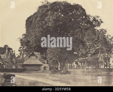 Foto der Großen Glocke in der Shwe Dagon Pagode in Rangoon, aufgenommen von Linnaeus Tripe im November 1855, zeigt die Größe der Glocke, die Inschriften und die zeremonielle Bedeutung. Stockfoto