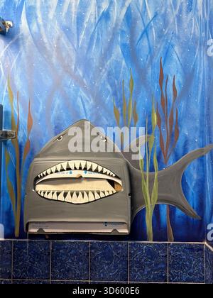 Toilettensitzausleger mit Haifischmotiv im Badezimmer mit Wandgemälde unter Wasser Stockfoto