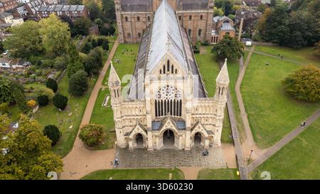 Atemberaubendes Drohnenfoto der St. Albans Cathedral in England, das die historische Architektur und die umliegende Landschaft von oben zeigt. Stockfoto