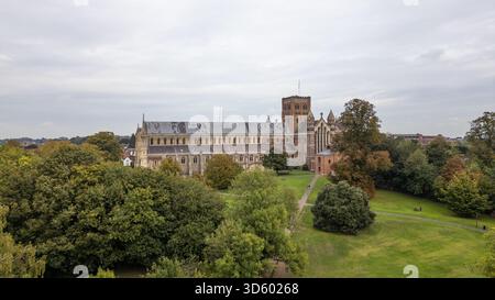 Atemberaubendes Drohnenfoto der St. Albans Cathedral in England, das die historische Architektur und die umliegende Landschaft von oben zeigt. Stockfoto