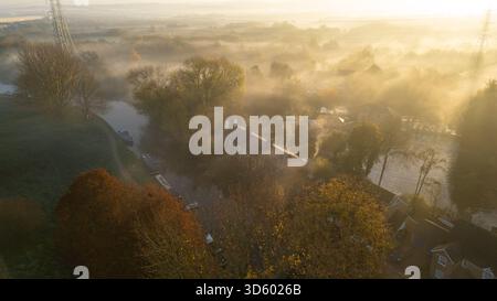 Atemberaubendes Drohnenfoto der Government Row am Enfield Lock, das Rammey Marsh und den River Lea an einem sonnigen, nebeligen Morgen einfängt. Stockfoto