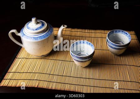 Elegantes chinesisches Teeset in Blau und weiß mit einer kleinen Teekanne und vier Tassen, mit traditionellem Keramikdesign und feiner kultureller Handwerkskunst. Stockfoto