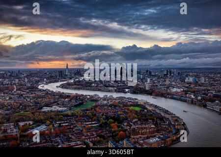 Panoramablick auf die städtische Skyline von London, England, die sich von Süden nach Norden während eines stimmungsvollen Herbstsonnenuntergangs mit Wolken erstreckt Stockfoto