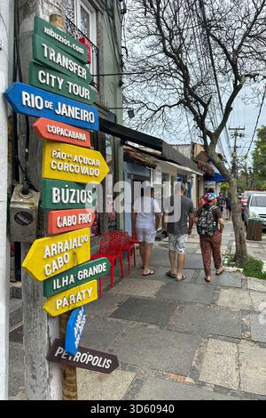 Farbenfrohe touristische Wegweiser auf der Straße in Búzios, Armação dos Búzios. Brasilien Stockfoto