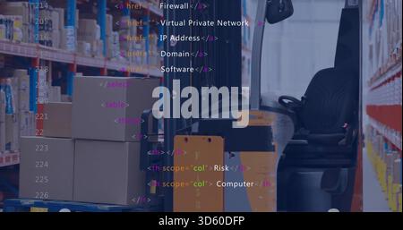 Zeigt den elektrischen Niederhubwagen rechts neben dem Gang im Lager, mit blauer Palette und Code-Overlay Stockfoto