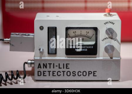 London, Großbritannien. November 2025. Im Bild: Anti-Lie-Dectectoscope-Requisite aus dem Film „The Phoenician Scheme“ 2025, der in der Ausstellung „Wes Anderson: The Archives“ im Design Museum in South Kensington zu sehen war. Über 700 Artikel aus dem persönlichen Archiv des Filmemachers Wes Anderson sind erstmals vom 21. November 2025 bis 26. Juli 2026 in Großbritannien zu sehen. Guy Corbishley/Alamy Live News Stockfoto