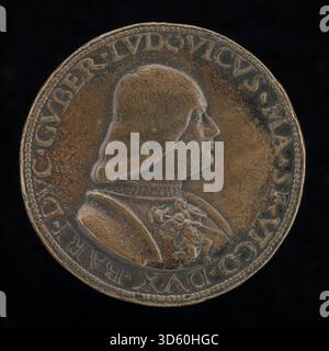 Diese Medaille von Caradosso Foppa, um 1488, zeigt Lodovico Maria Sforza, genannt il Moro, 7. Herzog von Mailand, mit einem detaillierten Profilporträt mit Inschriften und Kunsthandwerk der Renaissance. Stockfoto