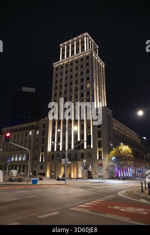 Beleuchtetes modernes Bürogebäude bei Nacht in der leeren City Street Stockfoto