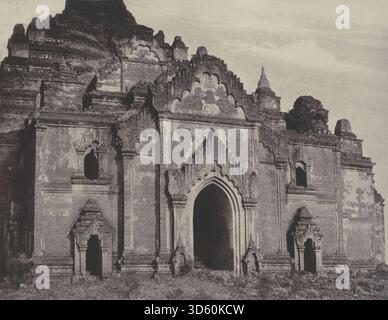 Fotografie der Ostfassade der Damayangyee-Pagode in Pugahm Myo, aufgenommen von Linnaeus Tripe im August 1855, die die strukturellen und dekorativen Elemente der Pagode veranschaulicht. Stockfoto
