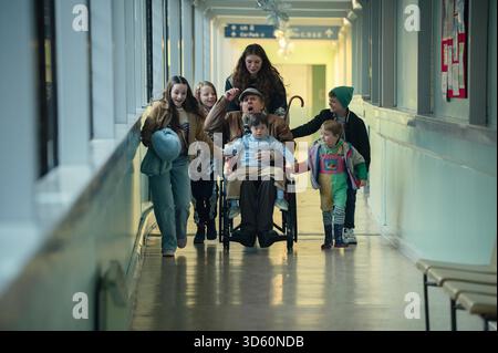 ERSCHEINUNGSDATUM: 24. Dezember 2025 TITEL: Goodbye June STUDIO: Netflix REGISSEUR: Kate Winslet PLOT: Folgt einer Gruppe von geschwisterlichen Bruchstücken, die unter plötzlichen und schwierigen Umständen zusammenkommen müssen. DIE HAUPTROLLE: TIMOTHY SPALL (Mitte) als Bernie. NUR REDAKTIONELLE VERWENDUNG! Nicht für kommerzielle ZWECKE! Stockfoto