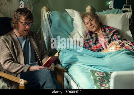 ERSCHEINUNGSDATUM: 24. Dezember 2025 TITEL: Goodbye June STUDIO: Netflix REGISSEUR: Kate Winslet PLOT: Folgt einer Gruppe von geschwisterlichen Bruchstücken, die unter plötzlichen und schwierigen Umständen zusammenkommen müssen. DIE HAUPTROLLEN: JOHNNY FLYNN als Connor, HELEN MIRREN als Juni. NUR REDAKTIONELLE VERWENDUNG! Nicht für kommerzielle ZWECKE! Stockfoto