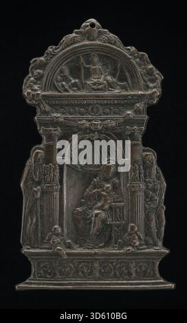 Dieses Gemälde von Moderno aus dem Jahr 1490 zeigt die thronende Madonna mit dem Kind, flankiert von Abt Antonius und dem Heiligen Jerome, mit goldenen Hintergründen und detaillierter RenaissanceIkonographie. Stockfoto