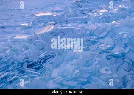 Endloses Buckelfeld am gefrorenen Baikalsee. Haufen schneebedeckter Trümmer aus blauem Eis am frostigen Tag Stockfoto