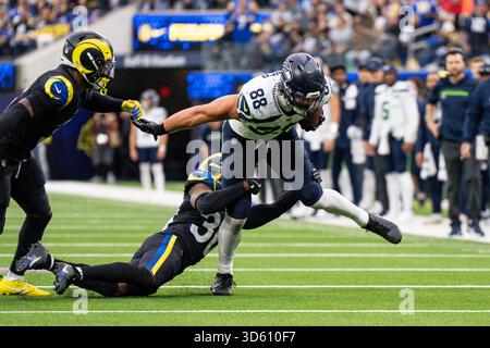 Los Angeles Rams Cornerback Josh Wallace (30) beendet Seattle Seahawks Tight End AJ Barner (88) während eines Spiels der NFL am Sonntag, den 16. November 2025, im SoFi Stadium. in Inglewood, CA. besiegten die Rams die Seahawks mit 21:19. (Jon Endow/Bild des Sports) Stockfoto