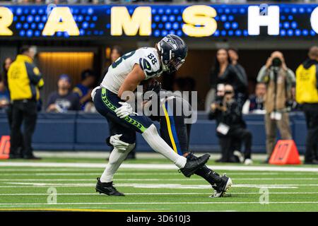Seattle Seahawks Tight End AJ Barner (88) wird getroffen, nachdem er während eines Spiels der NFL gegen die Los Angeles Rams am Sonntag, den 16. November 2025, im SoFi Stadium einen Fang gemacht hat. in Inglewood, CA. besiegten die Rams die Seahawks mit 21:19. (Jon Endow/Bild des Sports) Stockfoto