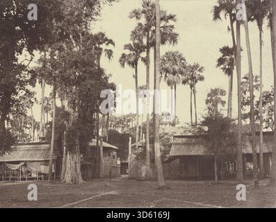 Foto vom Westtor des Residency Enclosure in Amerapoora von Linnaeus Tripe, aufgenommen zwischen dem 1. September und dem 21. Oktober 1855. Das Bild zeigt das Tor, die Wände und die umgebenden Strukturen des geschlossenen Wohnbereichs. Stockfoto