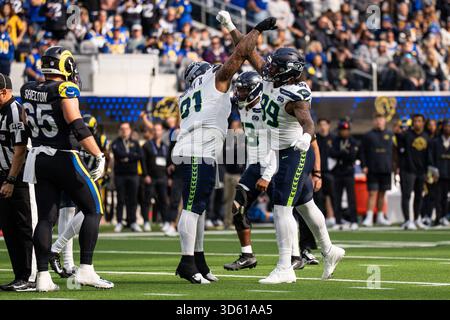 Seattle Seahawks Defensive Tackle Byron Murphy II (91) und Seattle Seahawks Defensive End Leonard Williams (99) feiern während eines NFL-Spiels gegen die Los Angeles Rams am Sonntag, den 16. November 2025, im SoFi Stadium. in Inglewood, CA. besiegten die Rams die Seahawks mit 21:19. (Jon Endow/Bild des Sports) Stockfoto