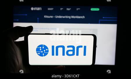 In dieser Abbildung hält eine Person ein Mobiltelefon mit dem Logo der spanischen Firma Inari Enso SL (inari.io) auf dem Bildschirm vor der Webseite. (Foto von Timon Schneider / SOPA Images/SIPA USA) *** ausschließlich für redaktionelle Nachrichtenzwecke *** Stockfoto