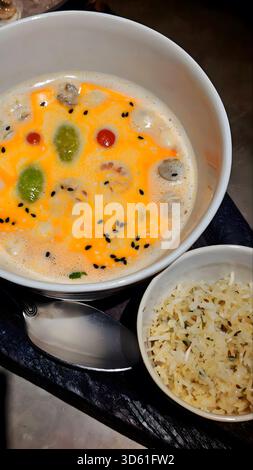 Tom Yum Suppe auf schwarzem Hintergrund Stockfoto