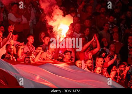 Attard, Malta. November 2025. Polnische Fans, die beim Spiel der Gruppe G der europäischen Qualifikation zur FIFA-Weltmeisterschaft 2026 zwischen Malta und Polen im Ta'Qali National Stadium in Attard, Malta am 17. November 2025 mit Aufschlägen konfrontiert wurden (Foto: Andrew SURMA/SIPA USA). Quelle: SIPA USA/Alamy Live News Stockfoto