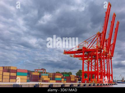 Rote Schiff-zu-Land-Kräne und Containerstapel am Baltic Container Terminal in Gdynia, Polen Stockfoto