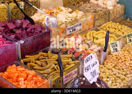 Farbenfrohe Ausstellung von eingelegtem Gemüse am Marktstand Stockfoto