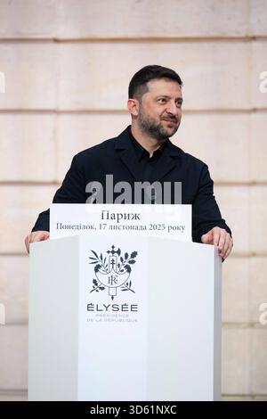 Paris, Frankreich. November 2025. Präsident Wolodymyr Zelensky während einer gemeinsamen Pressekonferenz im Elysee-Palast in Paris, Frankreich am 17. November 2025. Dies ist der neunte Besuch des ukrainischen Präsidenten in Frankreich seit Beginn des Krieges, um die langfristige Unterstützung Frankreichs für die Ukraine zu bekräftigen und die Arbeit an Sicherheitsgarantien innerhalb der Koalition der Freiwilligen voranzutreiben. Foto: Jeanne Accorsini/Pool/ABACAPRESS.COM Credit: Abaca Press/Alamy Live News Stockfoto