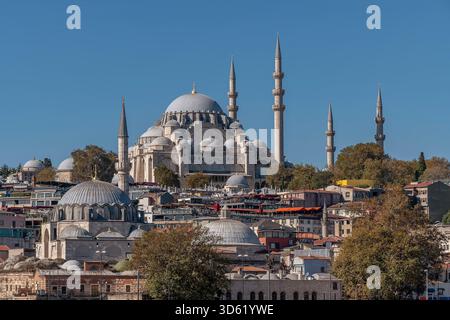 Die Süleymaniye-Moschee (türkisch Süleymaniye Camii) ist eine osmanische Kaisermoschee auf dem Dritten Hügel in Istanbul in Türkiye Stockfoto