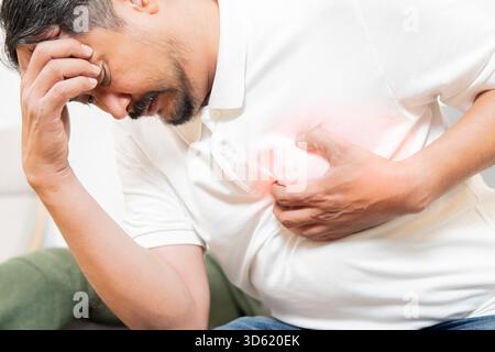Mann mit Schmerzen in der Brust leidet unter Herzinfarkt, Gesundheit und Medizin, Herzgesundheit, Herzinfarkt, Weltherztag, Herz-Kreislauf-Erkrankungen. Versicherung und Stockfoto