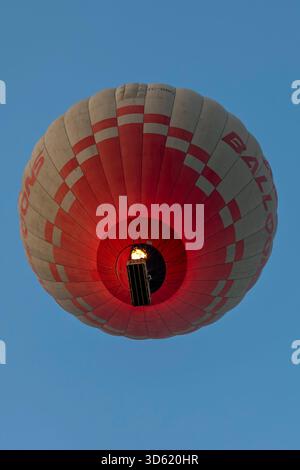 Unteransicht eines Heißluftballons im Flug gegen den blauen Himmel, Pamukkale, Türkiye Stockfoto