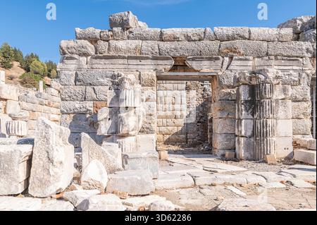 Die Ruinen des Pollio Monuments und Brunnen, Ephesus, Türkiye Stockfoto