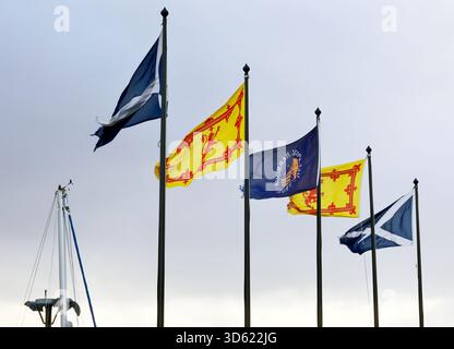 Flags Flying & Ships Radar am Ullapool Port Ferry Terminal: Dorf Ullapool Inverness Scottish Highlands Stockfoto
