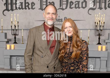 Los Angeles, USA. November 2025. Nathan Johnson und Katie Chastain nehmen am 17. November 2025 an der Premiere von Netflix’s „Wake Up Dead man: A Knives Out Mystery“ im Academy Museum in Los Angeles teil. (Foto: Corine Solberg/SIPA USA) Credit: SIPA USA/Alamy Live News Stockfoto