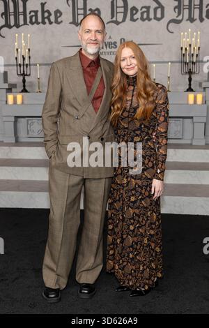 Los Angeles, USA. November 2025. Nathan Johnson und Katie Chastain nehmen am 17. November 2025 an der Premiere von Netflix’s „Wake Up Dead man: A Knives Out Mystery“ im Academy Museum in Los Angeles teil. (Foto: Corine Solberg/SIPA USA) Credit: SIPA USA/Alamy Live News Stockfoto