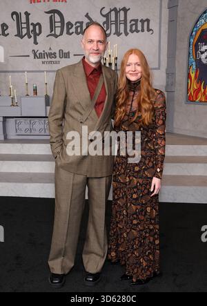 17. November 2025 – Los Angeles, Kalifornien – Katie Chastain, Nathan Johnson. Los Angeles Premiere von Netflix's „Wake Up Dead man: A Knives Out Mystery“ im Academy Museum of Motion Pictures. (Kreditbild: © AdMedia via ZUMA Press Wire) NUR REDAKTIONELLE VERWENDUNG! Nicht für kommerzielle ZWECKE! Stockfoto