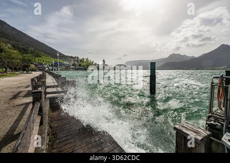 Starker Föhnsturm schlägt Wellen an den Ufern des Wolfgangsees an der Promenade in St. Wolfgang am Wolfgangsee mit getrübter Sicht wegen von Saharastaub in der Luft am 17.04.2025. // Ein starker Föhnsturm erzeugt Wellen am Ufer des Wolfgangsees an der Promenade in St. Wolfgang am Wolfgangsee mit getrübter Sicht durch Sahara-Staub in der Luft am 17. April 2025 - 20250417 PD3783 Stockfoto