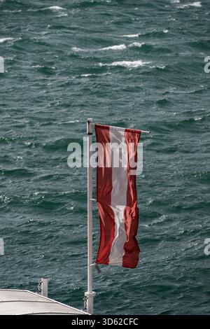 Starker Föhnsturm schlägt Wellen an den Ufern des Wolfgangsees an der Promenade in St. Wolfgang am Wolfgangsee mit getrübter Sicht wegen von Saharastaub in der Luft am 17.04.2025. // Ein starker Föhnsturm erzeugt Wellen am Ufer des Wolfgangsees an der Promenade in St. Wolfgang am Wolfgangsee mit getrübter Sicht durch Sahara-Staub in der Luft am 17. April 2025 - 20250417 PD3798 Stockfoto