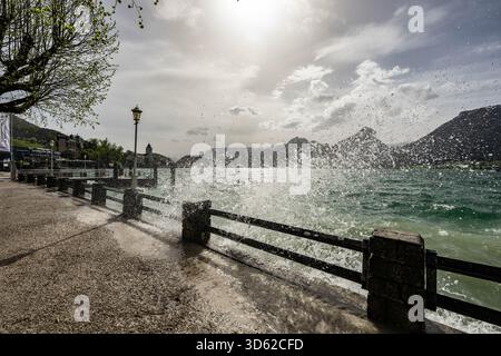 Starker Föhnsturm schlägt Wellen an den Ufern des Wolfgangsees an der Promenade in St. Wolfgang am Wolfgangsee mit getrübter Sicht wegen von Saharastaub in der Luft am 17.04.2025. // Ein starker Föhnsturm erzeugt Wellen am Ufer des Wolfgangsees an der Promenade in St. Wolfgang am Wolfgangsee mit getrübter Sicht durch Sahara-Staub in der Luft am 17. April 2025 - 20250417 PD3791 Stockfoto