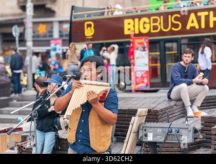 Athen, Griechenland - 15. Mai 2024: Straßenmusiker tritt für eine vielfältige Touristenmenge auf Stockfoto