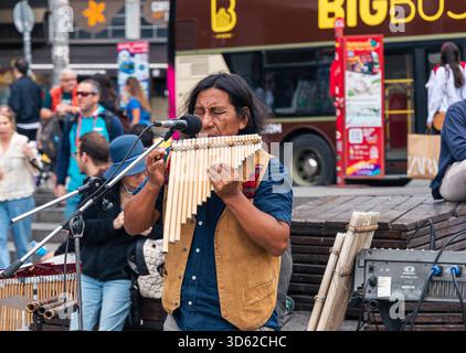 Athen, Griechenland - 15. Mai 2024: Straßenmusiker tritt für eine vielfältige Touristenmenge auf Stockfoto