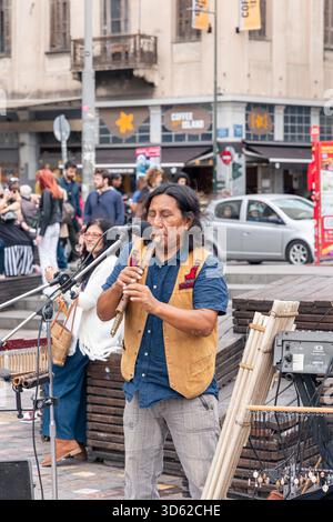 Athen, Griechenland - 15. Mai 2024: Straßenmusiker tritt für eine vielfältige Touristenmenge auf Stockfoto
