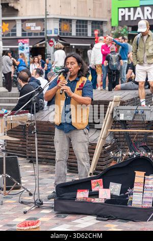 Athen, Griechenland - 15. Mai 2024: Straßenmusiker tritt für eine vielfältige Touristenmenge auf Stockfoto