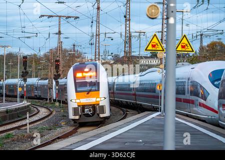 ICE-Zug, RRX-Zug, Einfahrt in den Essener Hauptbahnhof, Nordrhein-Westfalen, Deutschland Stockfoto